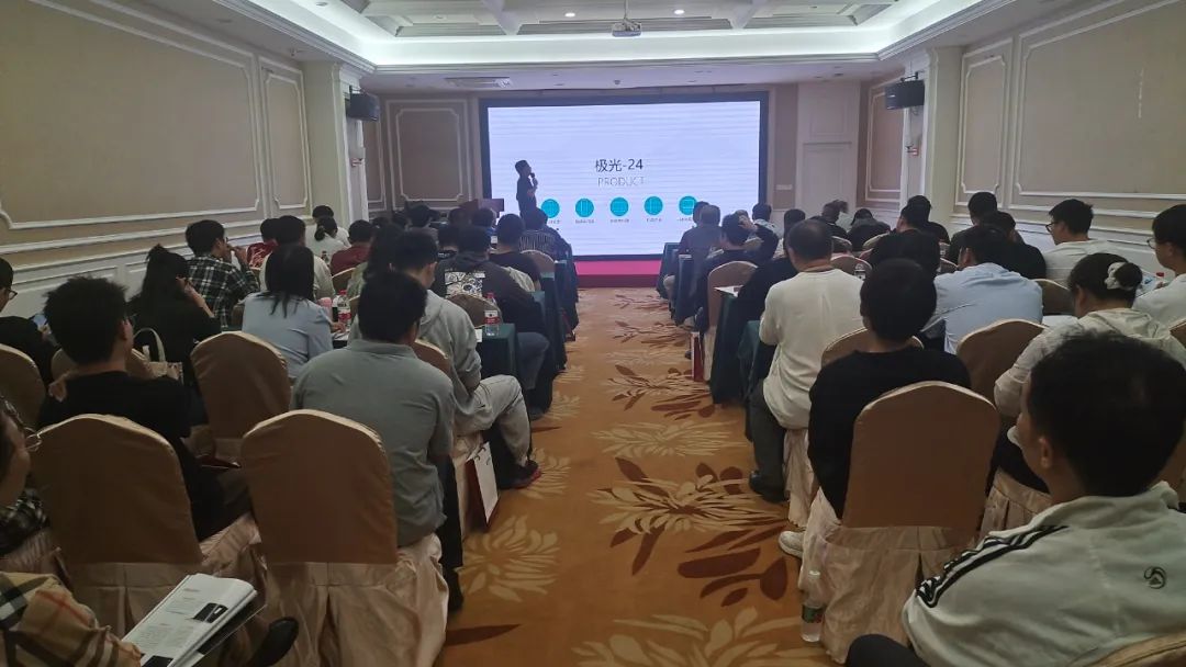 章炳正在介紹普創(chuàng)高精度數(shù)據(jù)采集案例 章炳正在介紹普創(chuàng)高精度數(shù)據(jù)采集案例