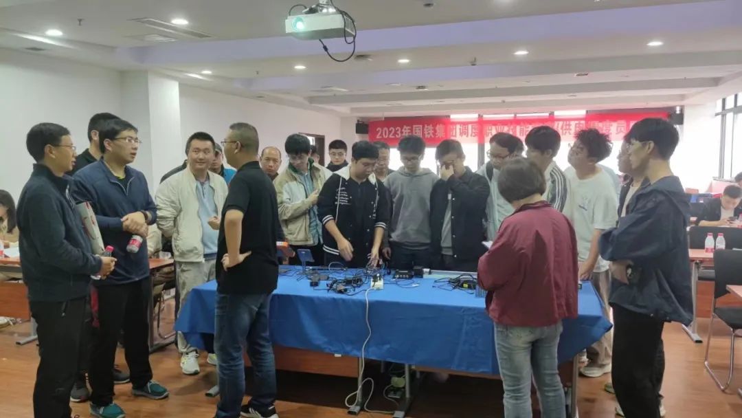 普創西南大區銷售經理張震與現場師生正在積極交流 普創西南大區銷售經理張震與現場師生正在積極交流