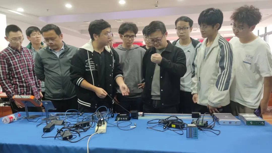 戴寬正在介紹普創高精度數據采集產品 戴寬正在介紹普創高精度數據采集產品